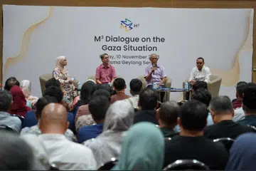 SESI DIALOG: (Dari kanan) Anggota Parlimen (AP) GRC Chua Chu Kang, Encik Zhulkarnain Abdul Rahim; Menteri Bertanggungjawab bagi Ehwal Masyarakat Islam, Encik Masagos Zulkifli Masagos Mohamad; dan  Menteri Negara (Ehwal Dalam Negeri merangkap Pembangunan Negara), Profesor Madya Dr Muhammad Faishal Ibrahim, di sesi dialog M3 mengenai keadaan di Gaza pada Jumaat. 