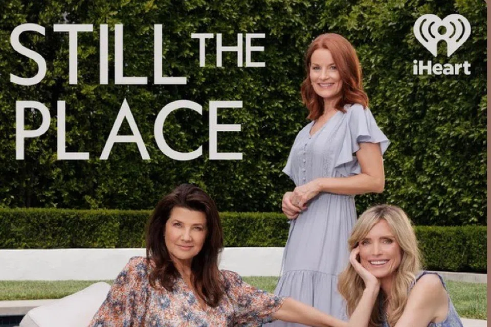 ‘Still The Place’ adalah podcast yang mengimbas semula drama terkenal 1990-an tentang kehidupan anak muda di sebuah apartmen, Melrose Place. Tiga pengacara podcast itu, (dari kiri) Daphne Zuniga, Laura Leighton dan Courtney Thorne-Smith, merupakan pelakon utama drama tersebut.
