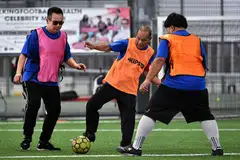 SUKAN DEMI KESIHATAN: Encik Hamdi (tengah) menahan bola sebelum menendangnya kepada rakan pasukan. Beliau diperhatikan oleh pihak lawannya, Cef Amri (kiri), yang turut menyokong usaha Walking Football4Health. - Foto BH oleh LIM YAOHUI