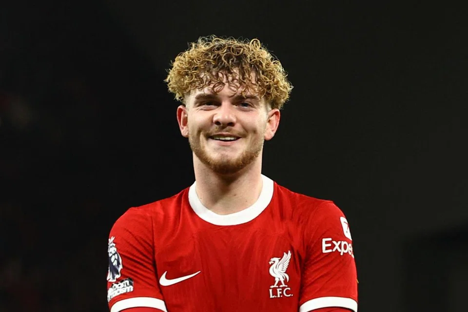 Pemain tengah Liverpool, Harvey Elliott, yang hanya berusia 20 tahun, meraikan gol keempat Liverpool dalam kemenangan 4-1 mereka ke atas Luton pada 22 Februari. Klopp terpaksa meletakkan kepercayaannya kepada pemain muda seperti Elliott kerana pemain utamanya mengalami beberapa kecederaan. 