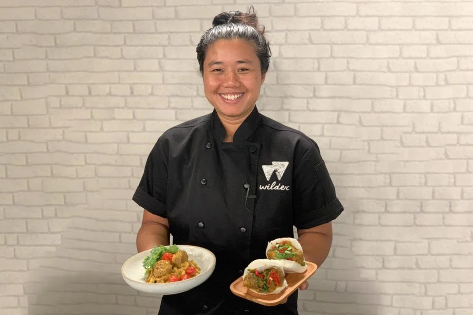 Usahawan, cef dan atlet nasional, Cik Azurah Khalid, mengamalkan gaya hidup lebih mampan dengan antaranya membawa bekas air, kutleri dan beg boleh guna semula sendiri dan mengalu-alukan sisa sifar.