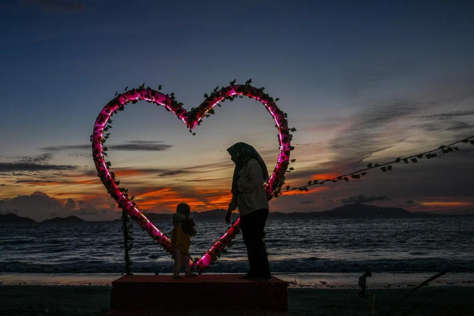 KASIH: Seorang wanita tetap menunjukkan kasih kepada anak tanpa mengira keadaan dirinya bagaimana sekali pun.