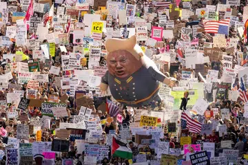 (FOTO FAIL) Penunjuk perasaan memegang sepanduk, bendera serta belon besar bergambar Presiden Amerika Syarikat Donald Trump semasa demonstrasi nasional “Hands Off!” yang membantah Trump dan penasihatnya, Ketua Pegawai Eksekutif Tesla Elon Musk, di pusat bandar Los Angeles pada 5 April 2025. Setahun memasuki penggal keduanya, Trump dilihat merombak susunan dunia pasca Perang Dunia Kedua secara paling ketara, sehingga meninggalkan dunia yang mungkin tidak lagi dikenali selepas tempoh pemerintahannya. Jauh daripada memperlahankan langkah, Trump memulakan tahun baharu dengan deretan tindakan agresif yang secara terbuka mencabar tatanan berdekad-dekad lamanya yang sebelum ini dipelopori oleh Amerika Syarikat. 