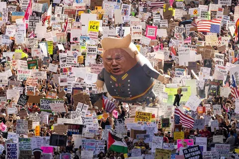 (FOTO FAIL) Penunjuk perasaan memegang sepanduk, bendera serta belon besar bergambar Presiden Amerika Syarikat Donald Trump semasa demonstrasi nasional “Hands Off!” yang membantah Trump dan penasihatnya, Ketua Pegawai Eksekutif Tesla Elon Musk, di pusat bandar Los Angeles pada 5 April 2025. Setahun memasuki penggal keduanya, Trump dilihat merombak susunan dunia pasca Perang Dunia Kedua secara paling ketara, sehingga meninggalkan dunia yang mungkin tidak lagi dikenali selepas tempoh pemerintahannya. Jauh daripada memperlahankan langkah, Trump memulakan tahun baharu dengan deretan tindakan agresif yang secara terbuka mencabar tatanan berdekad-dekad lamanya yang sebelum ini dipelopori oleh Amerika Syarikat. 