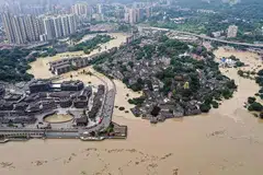 TERJEJAS OLEH BANJIR: Gambar dari udara ini menunjukkan kawasan luas banjir yang menenggelami sebahagian kawasan Chongqing di barat daya China baru-baru ini. - Foto AFP