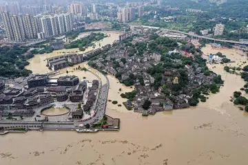 TERJEJAS OLEH BANJIR: Gambar dari udara ini menunjukkan kawasan luas banjir yang menenggelami sebahagian kawasan Chongqing di barat daya China baru-baru ini. - Foto AFP