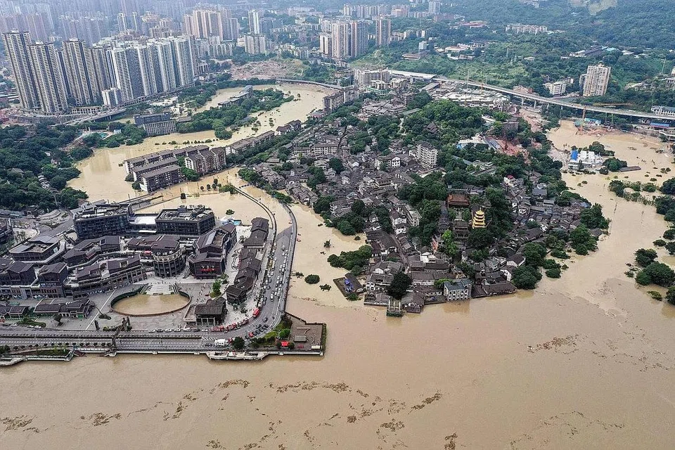 TERJEJAS OLEH BANJIR: Gambar dari udara ini menunjukkan kawasan luas banjir yang menenggelami sebahagian kawasan Chongqing di barat daya China baru-baru ini. - Foto AFP