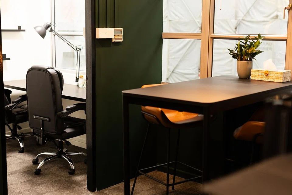 Thought Partner Studio (TPS) menawarkan ruang kerja bersama yang memupuk komuniti kesihatan mental pendamping atau thought partner. 