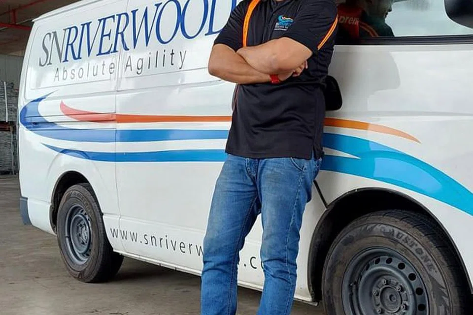 "Kami memutuskan untuk menyerap peningkatan kos itu bagi pengguna khidmat kami di bawah kategori 'Personal Effects' dan 'Ship For Me'. Kami tidak sampai hati untuk menaikkan kos kerana pelanggan kategori ini rata-rata adalah golongan pembantu rumah yang menghantar barang peribadi ke Indonesia. Jadi kalau dulu kami meraih keuntungan 20 hingga 30 peratus daripada mereka, kini kami kehilangan 5 hingga 10 peratus. Ini masih boleh kami pertahankan, asalkan is bukan angka yang negatif.'' - Penyelia operasi firma SNRiverwood Pte Ltd, Encik Mohammad Farhan Moh Mustafa.