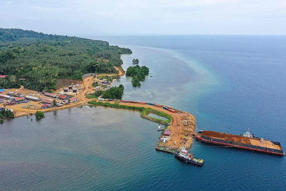 SUMBER ASLI: Indonesia berhasrat untuk menggunakan sumber nikel yang kaya di negara itu, menjadi hab pengeluar bateri kenderaan elektrik (EV). - Foto AFP