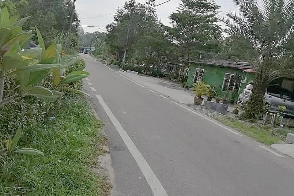 KAMPUNG SUNYI: Sedang Malaysia melaksanakan Perintah Kawalan Pergerakan (PKP) penuh, kawasan perumahan Cik Zaiton di Gelang Patah sunyi. - Foto NORFAZILA SUPARMAN