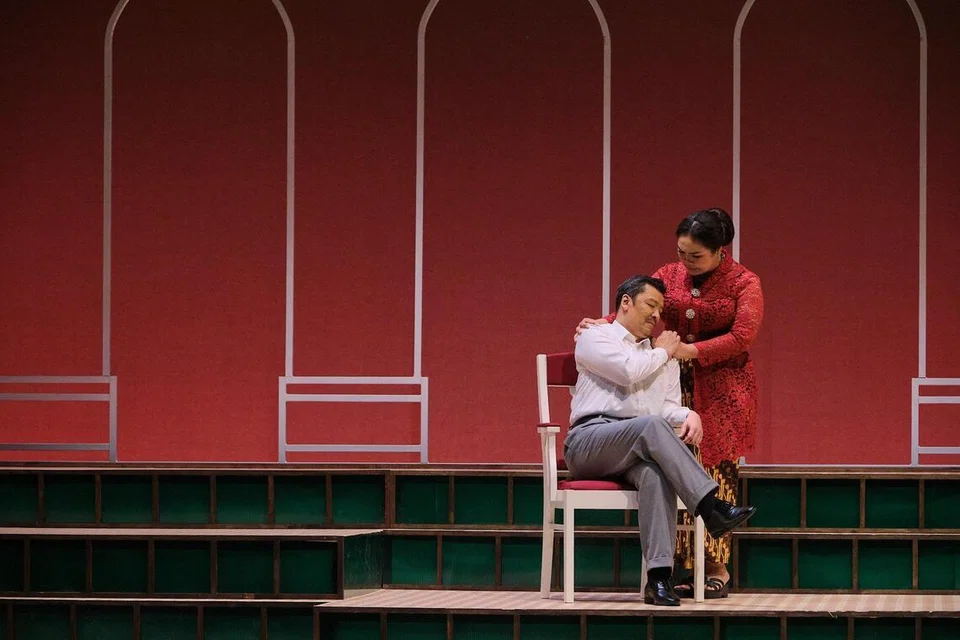 Pelakon Sani Hussin (sebagai Presiden Yusof Ishak) dan Siti Khalijah Zainal (sebagai Puan Noor Aishah) berhasil memukau penonton dengan lakonan penuh jiwa melalui pementasan, ‘Yusof: Portrait of a President’, dibawakan oleh Teater Ekamatra.