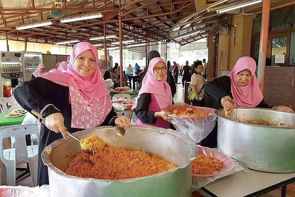 JAYAKAN KEGIATAN: Para sukarelawan di Masjid Alkaff Kampung Melayu menjayakan aktiviti amal di masjid tersebut. Foto diambil pada tahun 2019, sebelum Covid-19. - Foto MASJID ALKAFF KAMPUNG MELAYU