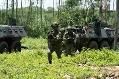 Askar SAF maju ke ke objektif mereka selepas turun daripada kenderaan berperisai. - Mindef 