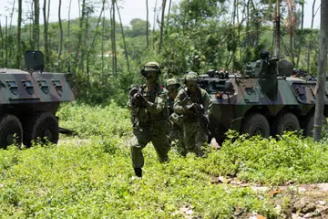 Askar SAF maju ke ke objektif mereka selepas turun daripada kenderaan berperisai. - Mindef 