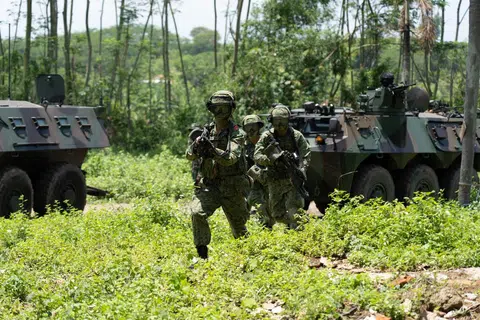 Askar SAF maju ke ke objektif mereka selepas turun daripada kenderaan berperisai. - Mindef 