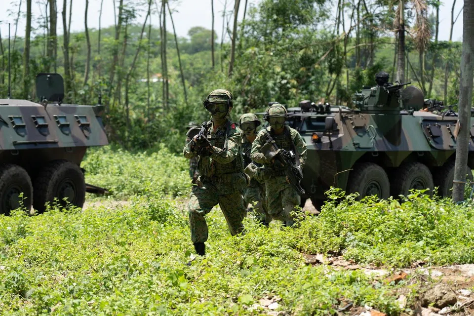Askar SAF maju ke ke objektif mereka selepas turun daripada kenderaan berperisai. - Mindef 