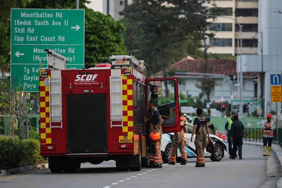 Kedatangan Pasukan Pertahanan Awam Singapura (SCDF) di lokasi lubang benam sekitar 7.30 pagi di Tanjong Katong South Road pada 27 Julai.