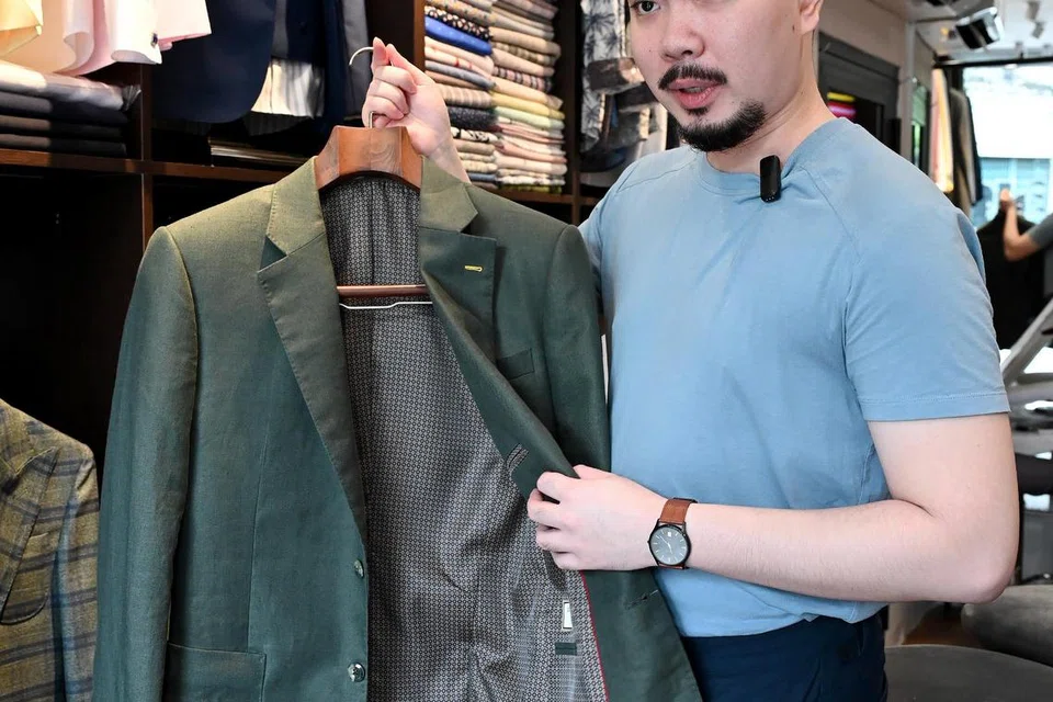 Encik Kevin Nguyen berkongsi bahawa baju berkot yang popular ialah yang diperbuat daripada kain linen. 