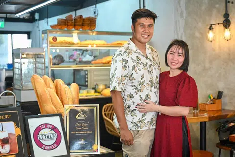 PERMINTAAN KIAN MENINGKAT: Encik Fahmy Nasir (kiri) dan isterinya, Cik Aira Pham, dapati kian ramai pelanggan gemar makanan berkhasiat lantas membuka niaga gerai makanan, Pham Quyen.