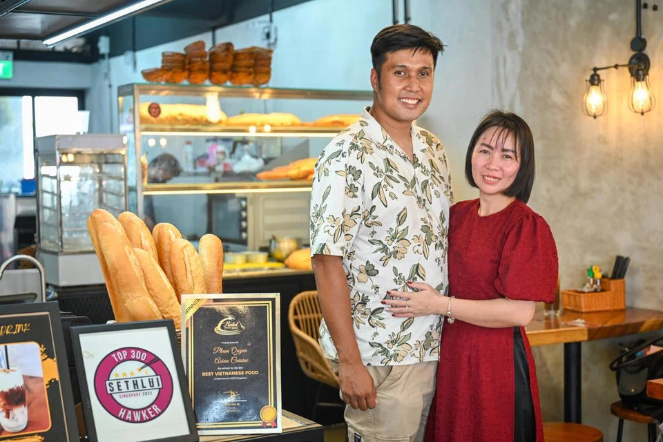 PERMINTAAN KIAN MENINGKAT: Encik Fahmy Nasir (kiri) dan isterinya, Cik Aira Pham, dapati kian ramai pelanggan gemar makanan berkhasiat lantas membuka niaga gerai makanan, Pham Quyen.
