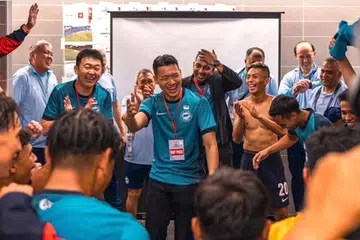 Pemangku Menteri Kebudayaan, Masyarakat dan Belia, Encik David Neo, bercakap kepada pasukan bola sepak nasional selepas kemenangan 2-1 ke atas Hong Kong pada 18 November.