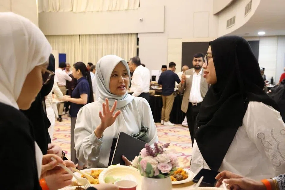 Menteri Negara (Penerangan dan Pembangunan Digital merangkap Kesihatan), Cik Rahayu Mahzam (tengah), berinteraksi dengan peserta yang hadir dalam sesi dialog anjuran Kementerian Ehwal Dalam Negeri (MHA) pada 7 Ogos yang bincangkan isu-isu yang menjejas landskap keselamatan Singapura.