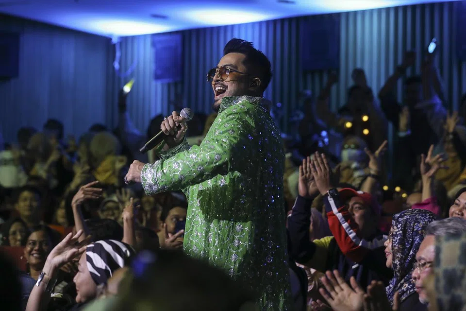 BERSAHAJA JADI RAJA GELEK: Aliff Aziz ketepikan segala keresahannya untuk bawa penonton seisi dewan Majlis Bandaraya Shah Alam (MBSA) bergembira dengan lagu dendang rakyat ‘Cek Mek Molek’.