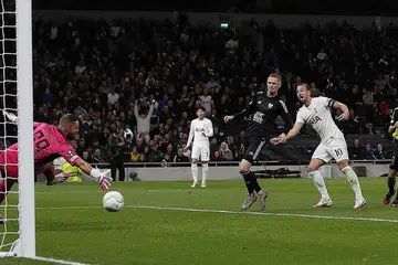 KEMENANGAN BESAR: Harry Kane menyempurnakan hatriknya - dan gol kelima Tottenham - dalam kemenangan 5-1 ke atas NS Mura dalam perlawanan Liga Persidangan Eropah semalam. - Foto REUTERS