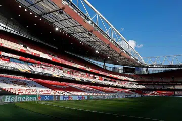 TIADA PENONTON, KURANG PENDAPATAN: Sebahagian besar perlawanan liga domestik dan pertandingan kelab Uefa seperti Liga Juara-Juara Eropah dan Liga Europa dijalankan tanpa penonton sejak pandemik itu melanda Eropah pada awal 2020, seperti perlawanan Piala Europa antara Arsenal dan Villarreal di Stadium Emirates ini pada 6 Mei lalu. - Foto AFP