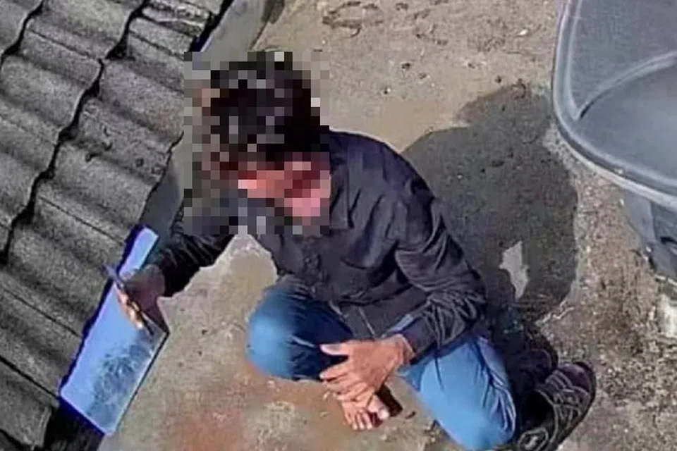DIRAKAM PECAH MASUK: Rakaman CCTV menunjukkan suspek lelaki yang dipercayai memecah masuk satu kediaman di Ampang.
