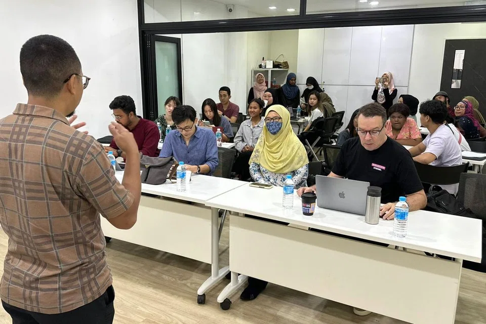 PERTINGKAT KEMAHIRAN DENGAN LEBIH YAKIN: Individu yang diberhentikan kerja akan diberikan bantuan kewangan sementara bagi mempertingkat kemahiran. 