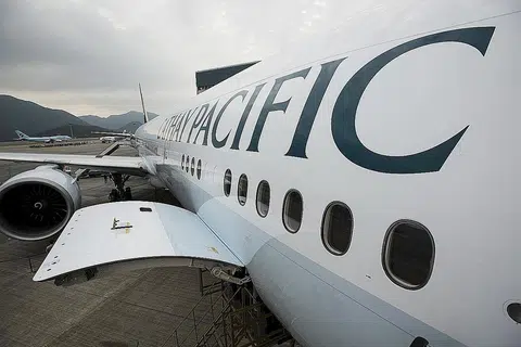 HADAPI SAINGAN SENGIT: Cathay Pacific, yang menghadapi saingan sengit daripada syarikat penerbangan China seperti China Eastern Airlines dan China Southern Airlines, dijangka mendedahkan hasil semakan mengenai kedudukan syarikat ini minggu ini. - Foto BLOOMBERG