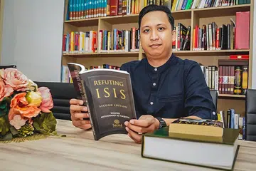 KUATNYA PENGARUH DALAM TALIAN: Melalui sesi kaunseling yang diadakan dengan para belia yang ditahan, Ustaz Ahmad Saiful (gambar) mendapati meskipun dorongan di sebalik perbuatan setiap individu berbeza, kebanyakan mereka terpengaruh oleh elemen-elemen yang dilihat dalam talian. - Foto BH oleh NUR DIYANA TAHA