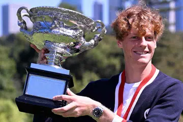 Jannik Sinner yang berasal dari Italy bergaya dengan piala yang dimenangi menyusuli kemenangan beliau ke atas pemain asal Russia, Daniil Medvedev, dalam perlawanan akhir kejohanan tenis Terbuka Australia di Melbourne pada 29 Januari.