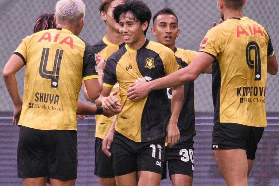 Para pemain BG Tampines Rovers meraikan gol jaringan Glenn Kweh (tengah) yang membuka tirai kemenangan besar 5-1 ke atas Hougang United. 