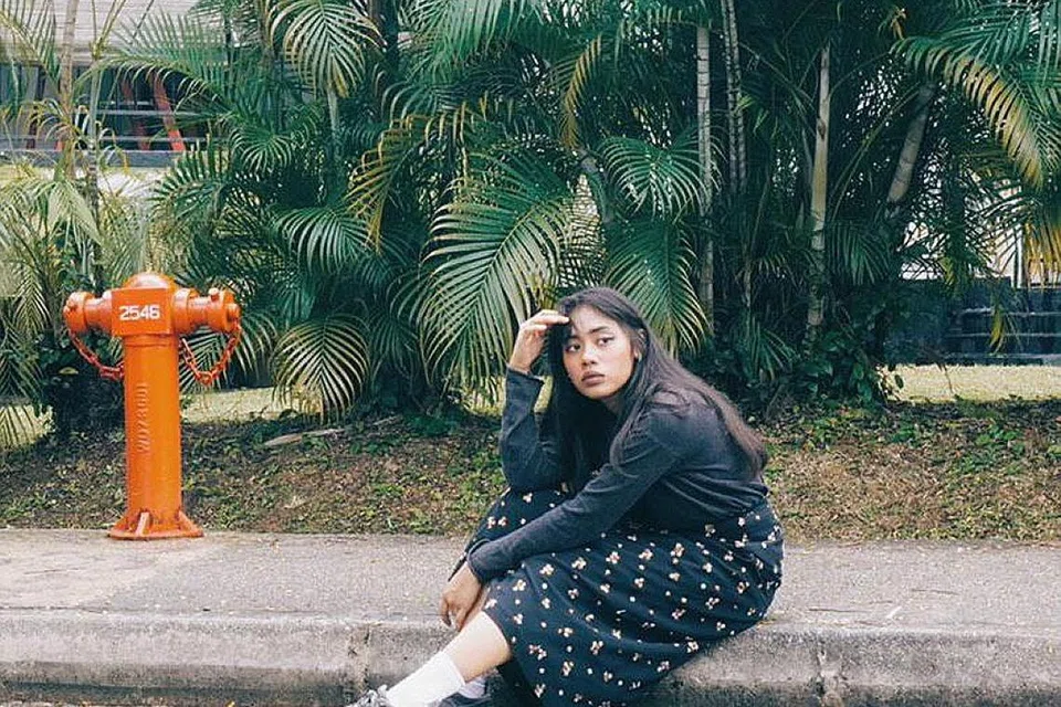 KEBIMBANGAN SAMA: Encik Azmi Abdul Aziz dan Cik Nadhirah Khalid memanfaatkan tempoh penularan Covid-19 untuk mempertingkat diri, masing-masing demi mengekalkan dan mendapatkan pekerjaan. - Foto ihsan NADHIRAH KHALID