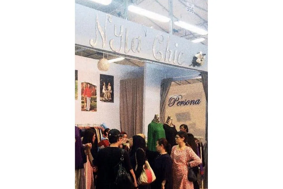 PERNIAGAAN HAMBAR: Penjualan pakaian wanita Nyla Chic di bazar Geylang Serai menyaksikan kemerosotan sekitar 40 hingga 50 peratus berbanding tahun lalu. - Foto NYLA CHIC