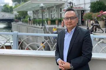 HADAPI CABARAN MENCARI KERJA: Encik Isman tidak putus asa meskipun beberapa kali permohonan kerjanya ditolak sehinggalah beliau mendapat kerja baru-baru ini. - Foto ihsan ISMAN ABDUL RAHMAN