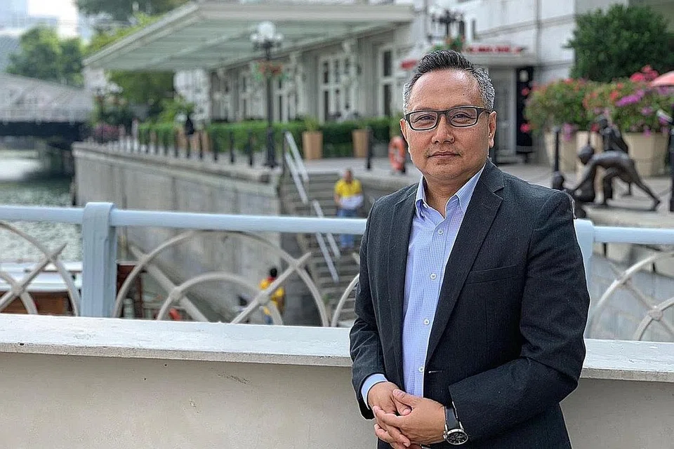 HADAPI CABARAN MENCARI KERJA: Encik Isman tidak putus asa meskipun beberapa kali permohonan kerjanya ditolak sehinggalah beliau mendapat kerja baru-baru ini. - Foto ihsan ISMAN ABDUL RAHMAN