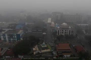 Pemandangan dari udara menunjukkan bangunan diselubungi jerebu akibat kebakaran hutan dan tanah di Pontianak, Kalimantan Barat, Indonesia, pada 13 September 2026. Jumlah titik panas di Kalimantan melonjak daripada 301 tiga hari sebelumnya kepada 808 pada 14 September, sekali gus meningkatkan risiko jerebu rentas sempadan jika kebakaran terus berlanjutan.