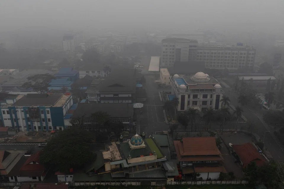 Pemandangan dari udara menunjukkan bangunan diselubungi jerebu akibat kebakaran hutan dan tanah di Pontianak, Kalimantan Barat, Indonesia, pada 13 September 2026. Jumlah titik panas di Kalimantan melonjak daripada 301 tiga hari sebelumnya kepada 808 pada 14 September, sekali gus meningkatkan risiko jerebu rentas sempadan jika kebakaran terus berlanjutan.