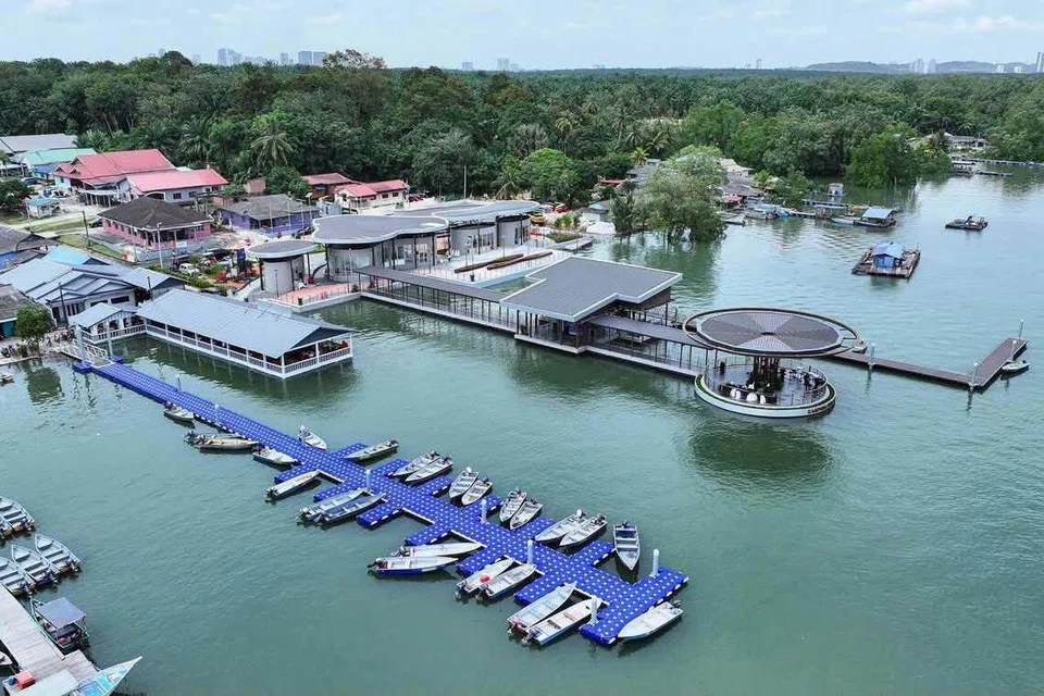 Wajah baru jeti Kampung Sungai Melayu. Nelayan laut yang dahulunya hanya mempunyai sumber pendapatan hasil laut kini juga boleh menjana pendapatan sebagai pemandu pelancong.
