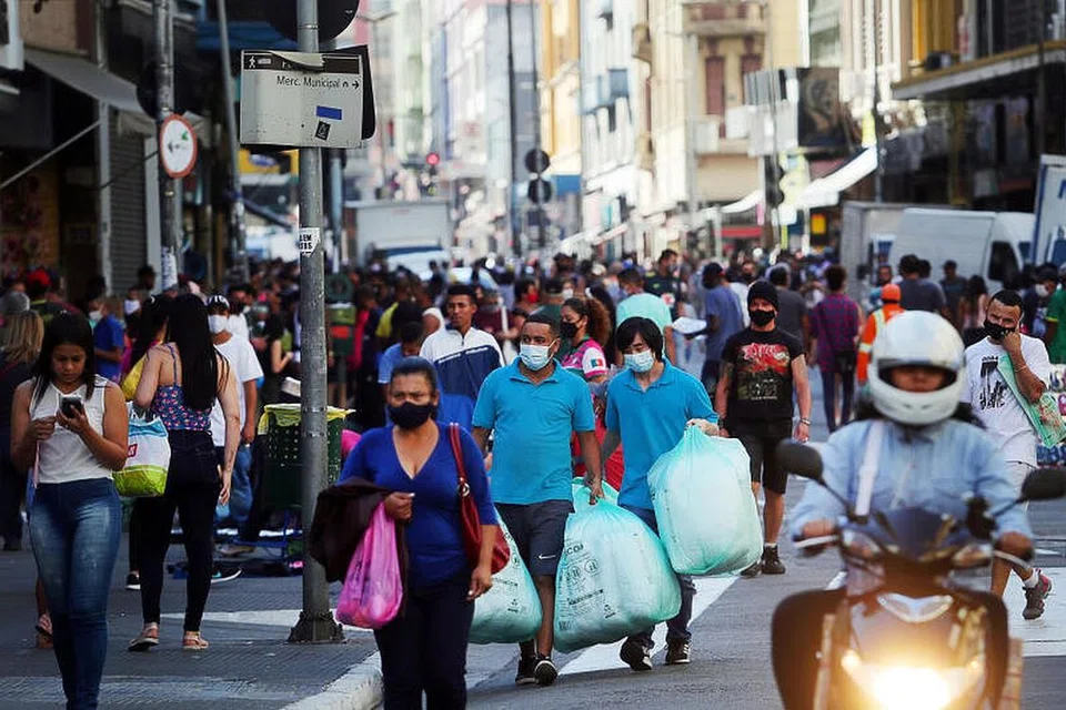 Orang ramai berjalan di kawasan beli-belah popular di tengah-tengah penularan Covid-19 di Sao Paulo, Brazil pada Jumaat.