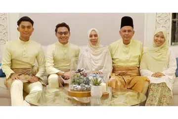 RAYA BERSAMA: Ustazah Liyanah (kanan) bergambar semasa Hari Raya tahun lalu bersama ibu bapanya, Cik Zaiton Rahmat dan Encik Anwar Ismail, serta dua adik lelakinya, Encik Azfar Anwar (kiri) dan Encik Ashraf Anwar. Seorang lagi adik bongsunya, Encik Afiq Anwar, tiada dalam gambar kerana masih berada di Mesir. - Foto ihsan USTAZAH LIYANAH MUSFIRAH