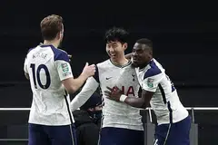 GANJARAN PANDANG SERIUS: Son Heung-min (tengah) meraikan bersama rakan sepasukan gol jaringannya yang membantu Tottenham menewaskan Brentford 2-0 dalam perlawanan separuh akhir Piala Carabao kelmarin. - Foto REUTERS