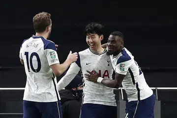 GANJARAN PANDANG SERIUS: Son Heung-min (tengah) meraikan bersama rakan sepasukan gol jaringannya yang membantu Tottenham menewaskan Brentford 2-0 dalam perlawanan separuh akhir Piala Carabao kelmarin. - Foto REUTERS