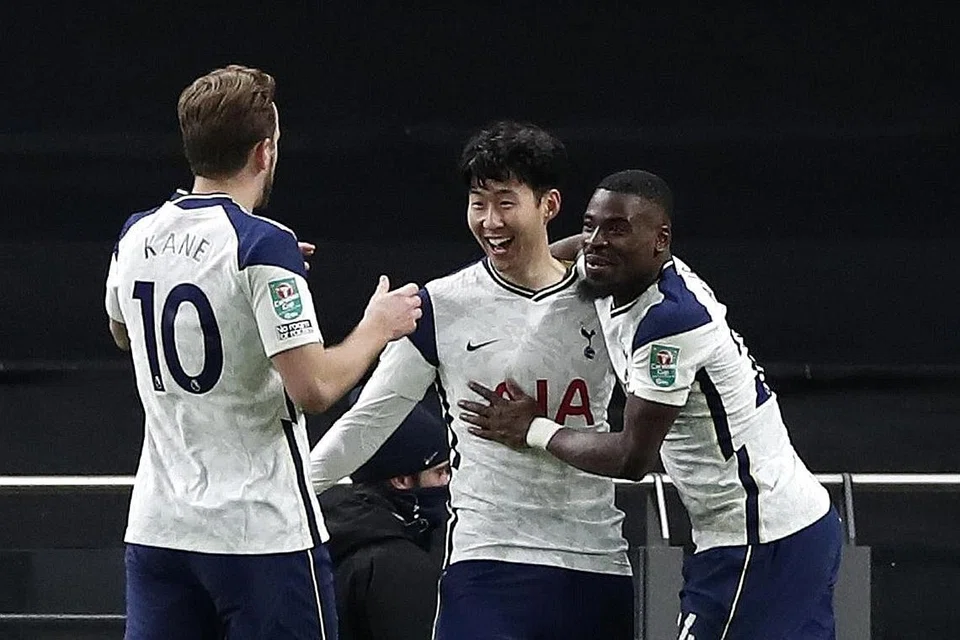 GANJARAN PANDANG SERIUS: Son Heung-min (tengah) meraikan bersama rakan sepasukan gol jaringannya yang membantu Tottenham menewaskan Brentford 2-0 dalam perlawanan separuh akhir Piala Carabao kelmarin. - Foto REUTERS
