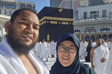 Encik Fadli Abdullah menunaikan umrah bersama isterinya, Cik Mai Zhang, seorang muallaf, di Makkah, Arab Saudi.