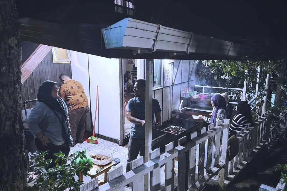 RAMAH MESRA: Keluarga penulis dan teman baru mereka dari Malaysia bertemu sewaktu bercuti di Kundasang, Sabah.
